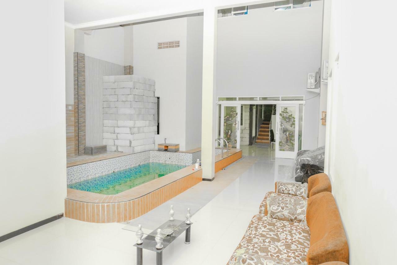 Oyo 314 Emas 23 Guest House Syariah Malang Exterior foto